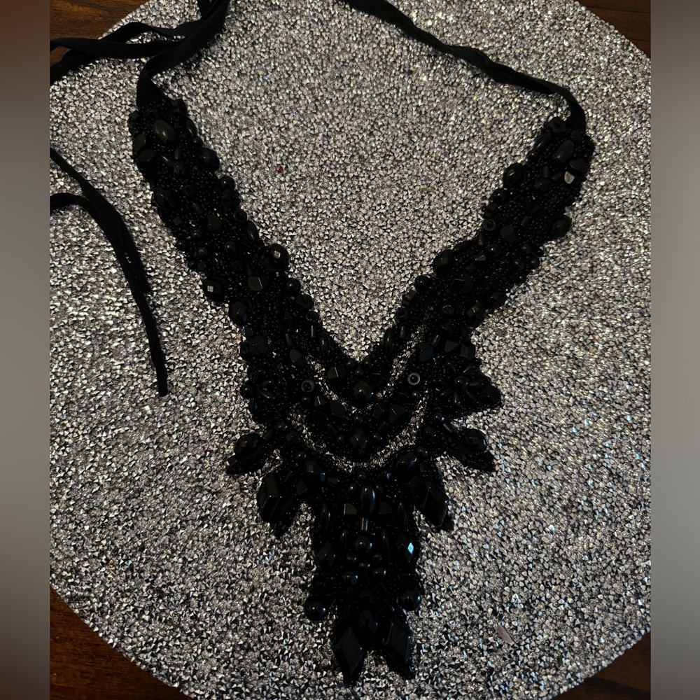 Vera wang beaded necklace Measurements: 22" , 5
" wide Ribbon: 33 1/2 in long.